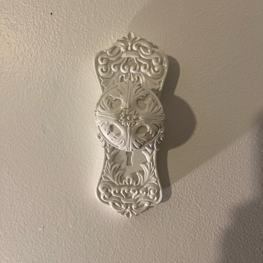Belle Maison Victorian Shabby Chic jewelry wall hook in white resin.